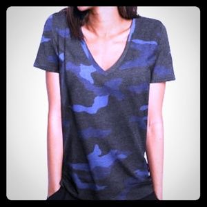 Victoria's Secret PERFECT V-Neck TEE
Blue Camo